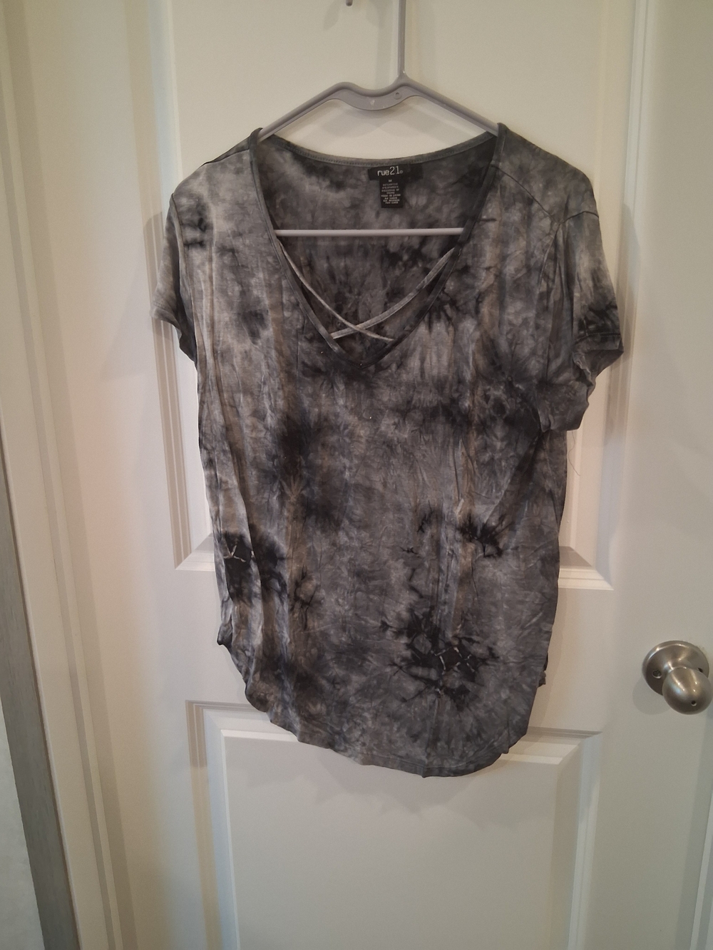 Rue21 Gray Black Tie-Dye Crisscross V-Neck Short Sleeve Top Size Medium
